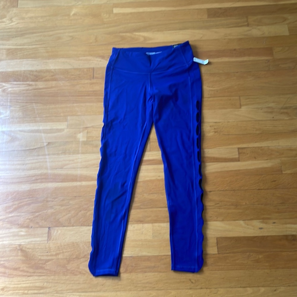Knock out leggings with cut out design on side
